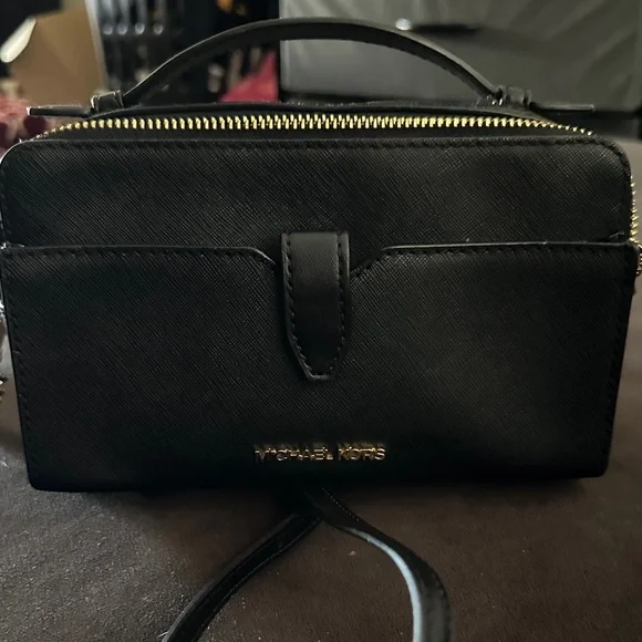 Michael Kors Elegant Black Crossbody Bag - Picture 2 of 13